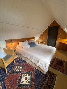 ein Schlafzimmer mit einem großen Bett und einem Teppich in der Unterkunft Côté Baie in Saint-Valery-sur-Somme