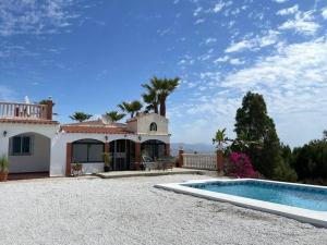 Πισίνα στο ή κοντά στο Relaxing Mediterranean Villa with Pool