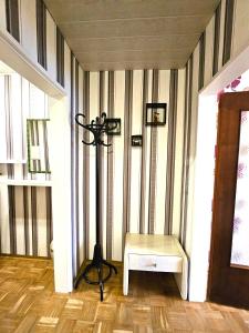 ein Zimmer mit einem Kreuz an der Wand mit einer Bank in der Unterkunft Ferienwohnung Große Bergluft Hahnenklee in Hahnenklee-Bockswiese