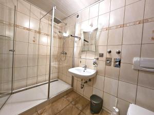 ein Bad mit einer Dusche und einem Waschbecken in der Unterkunft Ferienwohnung Große Bergluft Hahnenklee in Hahnenklee-Bockswiese