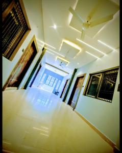 une pièce vide avec une porte et un plafond dans l'établissement BRiJWAS DHAM, à Vrindavan