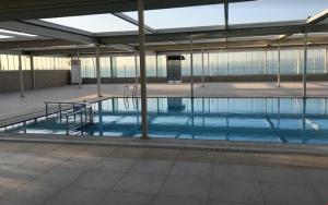 una gran piscina en un gran edificio en Karamürsel Mohti Otel Fitness Organizasyon en Karamürsel