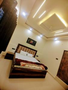 um quarto com uma cama num quarto em BRiJWAS DHAM em Vrindavan