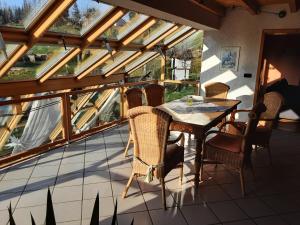 a patio with a table and chairs on a balcony at Ferienwohnung Stablo in Kommen