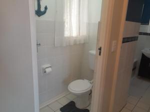 La petite salle de bains est pourvue d'une douche et de toilettes. dans l'établissement La Corsica 9, à Margate