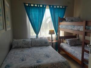 - une chambre avec 2 lits superposés et une fenêtre dans l'établissement La Corsica 9, à Margate