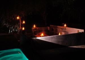 een vuurplaats in een achtertuin 's nachts bij Dream of Africa Bush Lodge in Marloth Park