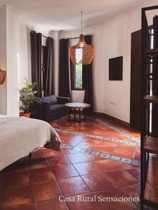 Castaño de Robledo的住宿－Sensaciones，客厅铺有红色瓷砖地板。