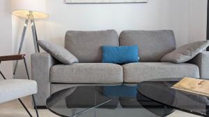 sala de estar con sofá y mesa de cristal en SUNSET WAVES luxury apartment, en Benidorm