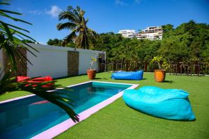 长滩岛Chillax Boracay的有游泳池和绿草的后院