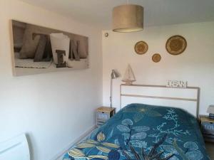 1 dormitorio con 1 cama con edredón azul en Au fil de l'eau, en Conchy-sur-Canche