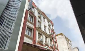 un edificio alto rojo y blanco en una ciudad en Treebo Trend Paras International, en Nueva Delhi