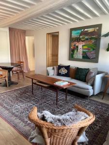 een woonkamer met een bank en een tafel bij 123 Honfleur in Honfleur