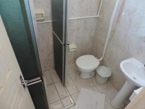 A bathroom at Chalé Apart Hotel