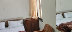 Postel nebo postele na pokoji v ubytování Hotel Manasvi Palace