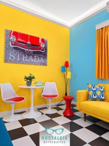 ein Wohnzimmer mit einem roten Auto an der Wand in der Unterkunft Nostalgia Retro Suites in Naxos Chora
