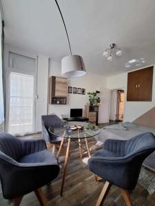 uma sala de estar com duas cadeiras e uma mesa em Aréna Apartman em Kaposvár