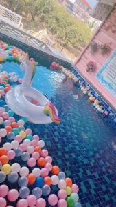 uma piscina cheia de bolas e um unicórnio na água em Splendid Flora B&B em Hengchun Old Town
