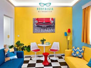 una sala de estar con un coche rojo en la pared en Nostalgia Retro Suites en Naxos