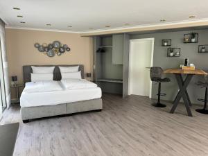 Postel nebo postele na pokoji v ubytování Cityhotel Kaiser Karl Aachen
