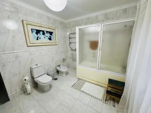 e bagno con servizi igienici e doccia. di DMCharme a Ponta Delgada