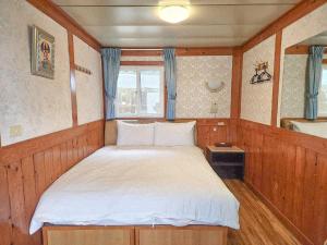 A bed or beds in a room at Zu Sin Garden B&B