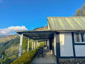 A general mountain view or a mountain view taken from the homestay