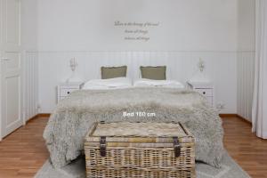 Dormitorio con cama con manta y cesta en Arctic Circle Home close to Santa`s Village, en Rovaniemi