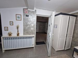 un pasillo con una puerta que conduce a una habitación en Cazare MOLDI - regim hotelier, en Câmpulung Moldovenesc