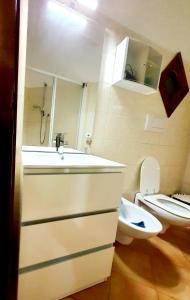 ein Bad mit einem Waschbecken und einem WC in der Unterkunft La Casetta di Maria in Lido di Venezia