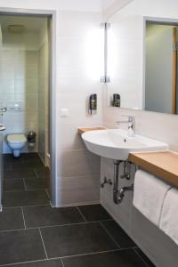 Um banheiro em acama Hotel & Hostel Kreuzberg