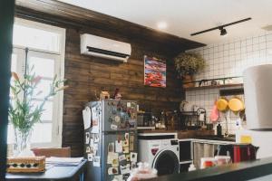 uma cozinha com paredes de madeira e um frigorífico em Bunker - The Writer's Loft em Ho Chi Minh