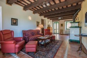莫利亞諾的住宿－Casale Vigneto 6，客厅配有红色椅子和桌子