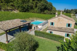 莫利亞諾的住宿－Casale Vigneto 6，享有带游泳池的房屋的空中景致