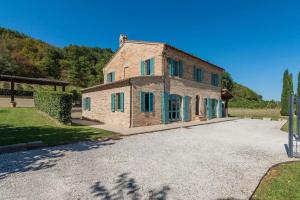 莫利亞諾的住宿－Casale Vigneto 6，车道上带绿色窗户的大型石屋