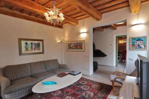 莫利亞諾的住宿－Villa Palma 14，客厅配有沙发和桌子