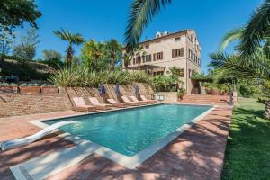 莫利亞諾的住宿－Villa Palma 14，一座带躺椅的房屋前的游泳池
