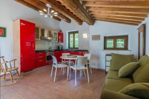 莫利亞諾的住宿－Villa Palma 14，厨房以及带沙发和桌子的客厅。