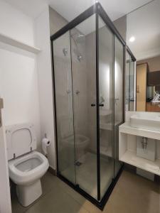 La salle de bains est pourvue d'une douche, de toilettes et d'un lavabo. dans l'établissement Studio de cobertura perto da av. Paulista, à São Paulo