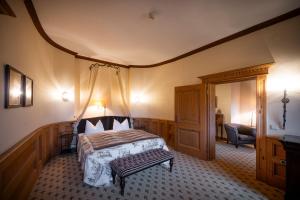 1 dormitorio con cama y banco. en Burg Rabenstein, en Kirchahorn