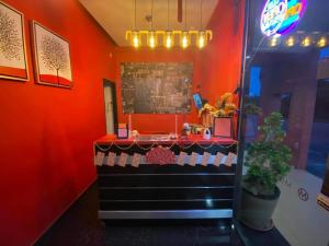 een restaurant met rode muren en een aanrecht in een kamer bij M BOUTIQUE INN (PERMYJAYA) in Miri