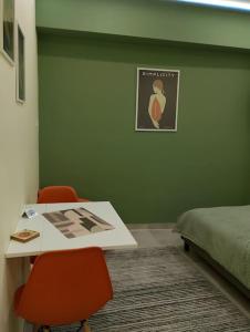 ドラマにあるBlack Eagle's Nest (studio)の緑の部屋(テーブル、椅子2脚付)