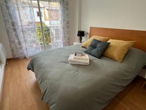 - une chambre avec un grand lit et des serviettes dans l'établissement Cardenas Home Zafiro, à Santa Fe