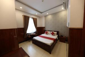 - une chambre avec un lit et une fenêtre dans l'établissement Vĩnh Phong 2 Hotel Phú Quốc - by Bay Luxury, à Duong Dong