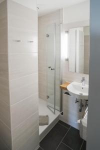 Um banheiro em acama Hotel & Hostel Kreuzberg