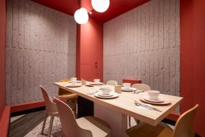 einen Konferenzraum mit einem Tisch und Stühlen in der Unterkunft ibis styles Paris Montmartre Batignolles in Paris