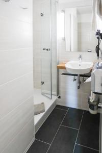 Um banheiro em acama Hotel & Hostel Kreuzberg