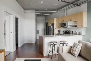 A kitchen or kitchenette at Blueground S Lake Union mntn views nr grocers SEA-711