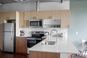 A kitchen or kitchenette at Blueground S Lake Union mntn views nr grocers SEA-711