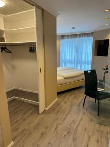 Postel nebo postele na pokoji v ubytování Cityhotel Kaiser Karl Aachen